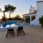 ヴィラ Casa Tulipa Sleeps 4 With Pool Garden & A C *