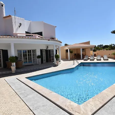 Villa Villacasatulipa-sleeps4-garden-pool-bbq-ac *