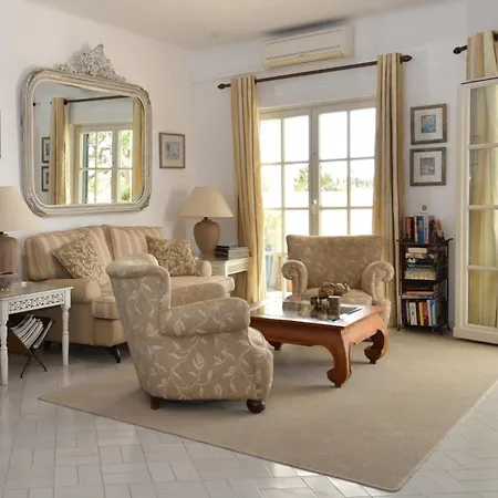 Villacasatulipa-sleeps4-garden-pool-bbq-ac Willa