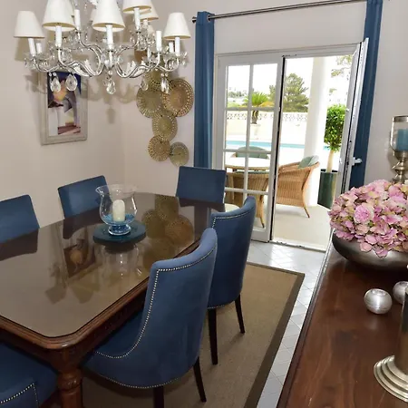 Villacasatulipa-sleeps4-garden-pool-bbq-ac Albufeira