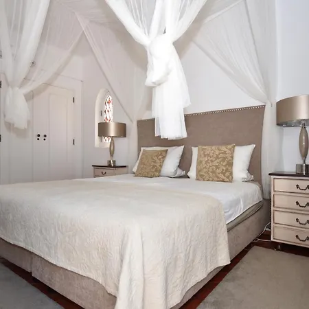 Villacasatulipa-sleeps4-garden-pool-bbq-ac Albufeira